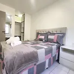 Apê de 2 quartos reformado e decorado a 100m da Beira Mar